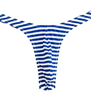 Peut inclure: Un string à motif rayé horizontal bleu et blanc. Le vêtement est composé d'une série de fines bandes de tissu connectées s'étendant depuis le centre, créant un design ajouré distinctif avec des coutures en zigzag visibles sur les bords.