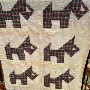 Colcha de retalhos vintage, xadrez amarelo com cachorrinhos da raça Scottish Terrier, feita à mão, estilo meados do século XX.