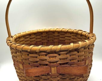 Cesto vintage de madeira com lascas, laço e alça, arte folclórica artesanal.