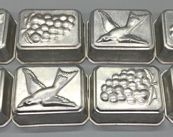 moules à gelée en aluminium vintage, ensemble de huit, en relief, individuels, raisins, oiseaux