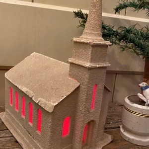 Iglesia vintage grande iluminada, acabado de mica de cartón, ventanas acanaladas, lámpara original, Putz Chippy de los años 40, decoración navideña en el campo.