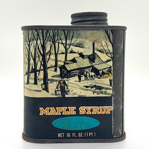 Vintage Ahornsirup Dose, 16 FL.Oz., Winter-Farmhaus-Grafiken, Rezepte, Name des Bauern, Hundeteamstraße, New Haven Vermont auf dem unteren Behälter