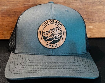 Gorra ajustable con cierre a presión Richardson con parche de cuero de montaña de Colorado Trail
