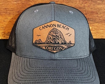 Gorra con parche hexagonal Oregon de Cannon Beach - Gorra con parche de cuero Mountain Richardson ajustable con cierre a presión