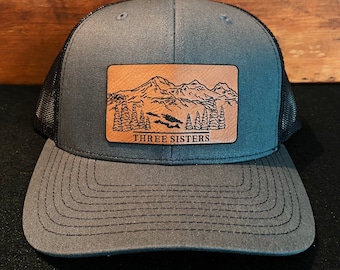 Three Sisters - Oregon - Cascades - Parche de cuero de montaña Richardson Hat Snapback ajustable