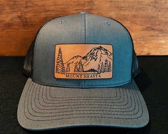 Monte Shasta - California - Cascadas - Gorra ajustable Richardson con parche de cuero de montaña