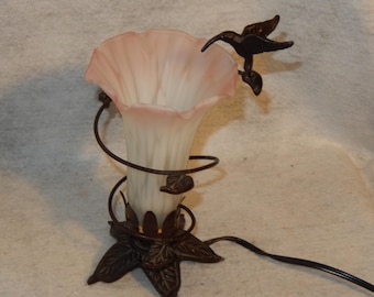 Lampada da tavolo a forma di tulipano in vetro con colibrì, in ottone, bianca e rosa. Spedizione gratuita.