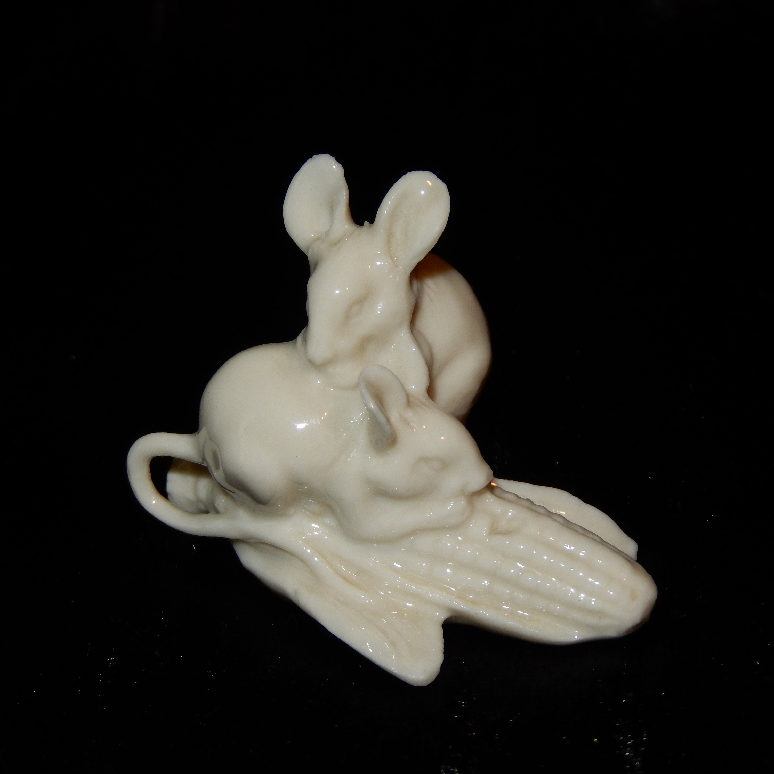□Mouse on corn cob□１９８１年□１４cm◇ Cop◇ Vintage Resin Mouse on Corn Cob Figurine - Etsy