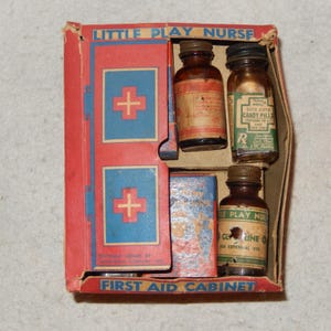 Botiquín de primeros auxilios antiguo de la década de 1940 de TRANSOGRAM Co. Little Play Nurse. ¡Envío gratis!