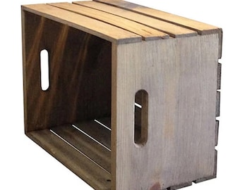 Könnte beinhalten: Eine Holzkiste mit rustikalem braunen Finish. Die Kiste hat zwei offene Griffe an den Seiten und einen Lattenboden.