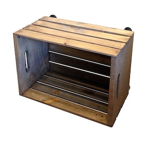 Pu&ograve; includere: Una cassetta di legno rustica con staffe metalliche per appenderla. La cassetta ha una finitura in legno naturale ed &egrave; perfetta per lo stoccaggio o l'esposizione.