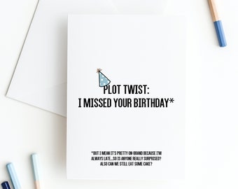 Puede incluir: Una tarjeta blanca con una ilustración de gorro de fiesta azul y blanco y el texto "PLOT TWIST: I MISSED YOUR BIRTHDAY*" en negro. La tarjeta también incluye el texto "*BUT I MEAN IT'S PRETTY ON-BRAND BECAUSE I'M ALWAYS LATE...SO IS ANYONE REALLY SURPRISED? ALSO CAN WE STILL EAT SOME CAKE?"