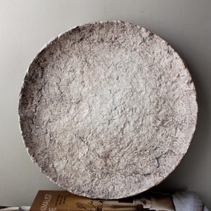 Ręcznie robiony talerz papier-mâché: beżowa taca w stylu wabi sabi