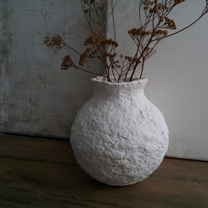 Vaso di cartapesta bianco, organico, strutturato, decorativo, fatto a mano, per fiori secchi, estetica Japandi, stile wabi sabi, accento per interni della casa