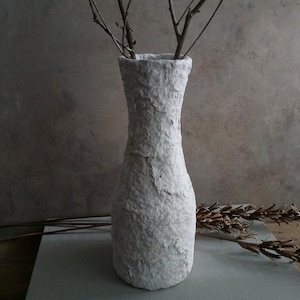 Vaso di cartapesta in marmo bianco, decorativo, fatto a mano, per fiori secchi, in stile wabi sabi, rustico, primitivo, accento per interni