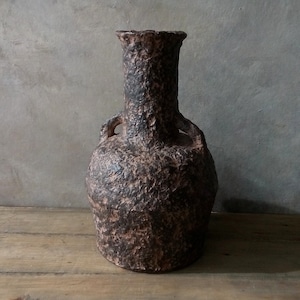 Vaso di cartapesta nero marrone invecchiato color ferro arrugginito, struttura organica, decorativo, fatto a mano, per fiori secchi, arredamento rustico primitivo per la casa.