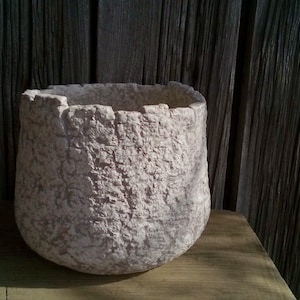 Vaso di cartapesta beige fatto a mano ciotola organica testurizzata vaso wabi sabi rustico primitivo stile Japandi ecologico regalo accento per interni casa