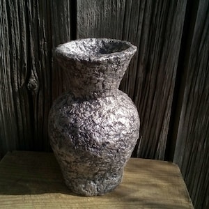 Vaso di cartapesta antico invecchiato color argento scuro testurizzato decorativo fatto a mano per fiori secchi, accento interno ecologico organico