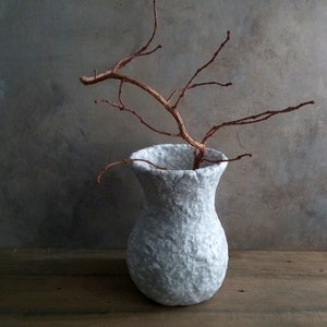 Vaso di cartapesta bianco grigio testurizzato decorativo fatto a mano vaso wabi sabi rustico stile primitivo accento interno organico ecologico regalo