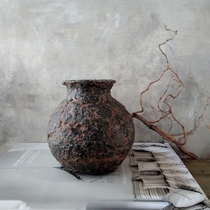 Vaso di cartapesta nero marrone organico testurizzato decorativo rotondo per fiori secchi stile wabi sabi rustico primitivo accento per interni domestici