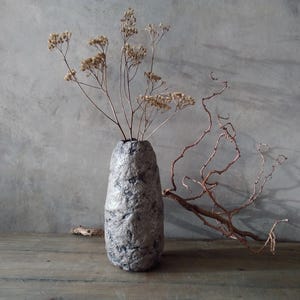 Vaso di cartapesta piccolo vaso color talpa fatto a mano regalo wabi sabi decor stile rustico stanza neutro strutturato organico ecologico accento interno