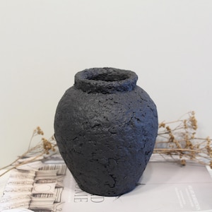 Vaso di cartapesta nero organico strutturato decorativo fatto a mano vaso wabi sabi rustico stile primitivo sostenibile ecologico accento interno
