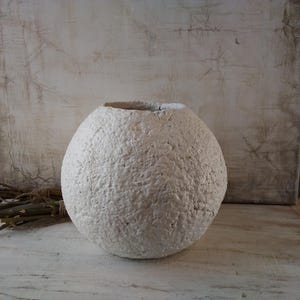 Vaso di cartapesta bianco sferico testurizzato decorativo fatto a mano per fiori secchi wabi sabi rustico primitivo stile scandinavo decor