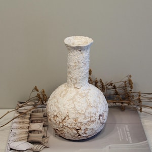 Vaso di cartapesta bianco beige organico strutturato decorativo fatto a mano per fiori secchi wabi sabi rustico stile primitivo accento d'interni