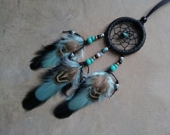 Mini atrapasueños de cuero: dije para coche con plumas en color verde azulado y negro