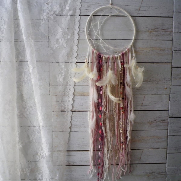 Boho elegante cazador de sueños, ivory dreamcatcher, crema, ciruela pálida, polvo color sueño catcher, creciente luna sueño catcher, decoración hippie dormitorio