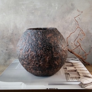 Vaso di cartapesta sferico nero marrone invecchiato colore ferro arrugginito testurizzato decorativo fatto a mano rotondo per fiori secchi stile wabi sabi decor