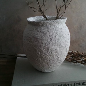 Papier-maché vaas wit getextureerd decoratief handgemaakt vat voor droge bloemen wabi sabi rustiek primitief biologisch milieuvriendelijk interieuraccent
