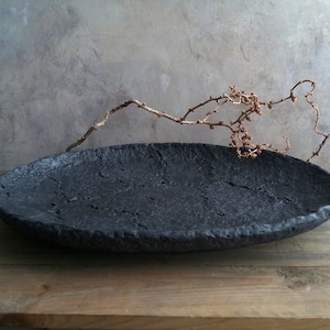 Vassoio di cartapesta ovale nero testurizzato decorativo organico fatto a mano vaso basso wabi sabi rustico primitivo accento interno decorazione da tavolo