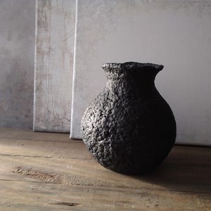Vaso di cartapesta nero, organico, strutturato, decorativo, fatto a mano, per fiori secchi, estetica Japandi, stile wabi sabi, accento per interni della casa