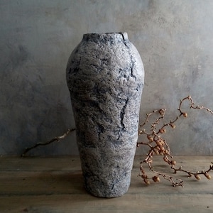 Vaso in cartapesta color tortora pietra naturale strutturata organica fatta a mano per fiori secchi wabi sabi rustico primitivo accento per interni di casa