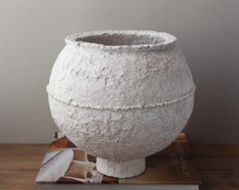 Handgjord papmachévas: Vit marmorerad texturerad kärl, Wabi Sabi-accent