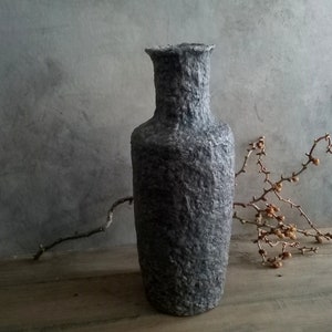 Vaso in cartapesta color tortora ispirato alla pietra naturale, vaso fatto a mano con texture organica per fiori secchi wabi sabi, accento interno rustico primitivo