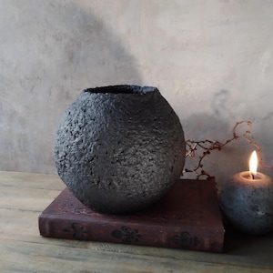 Vaso di cartapesta rotondo nero testurizzato decorativo fatto a mano sferico per fiori secchi stile wabi sabi rustico primitivo accento interno