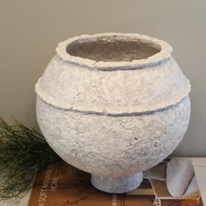 Vaso di cartapesta grande rotondo in marmo bianco testurizzato decorativo fatto a mano, vaso wabi sabi rustico primitivo ecologico accento per interni