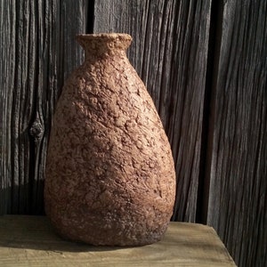 Vaso in cartapesta color terracotta marrone strutturato decorativo fatto a mano per fiori secchi wabi sabi interni domestici in stile rustico primitivo