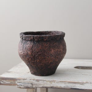 Handgemaakte kom van papier-maché: rustiek terracotta Wabi Sabi-decor