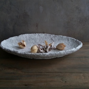 Vassoio in cartapesta ovale in marmo bianco con texture decorativa fatta a mano, piatto rustico primitivo wabi sabi, porta pot-pourri, centrotavola