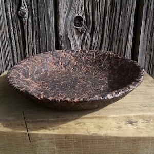 Ciotola di cartapesta nera marrone testurizzata decorativa poco profonda in stile wabi sabi rustico primitivo Japandi estetica eco-compatibile arredamento per la casa