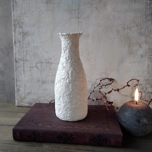 Vaso di cartapesta piccolo bianco testurizzato decorativo fatto a mano per fiori secchi stile wabi sabi rustico primitivo moderno minimalista