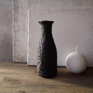 Vaso di cartapesta piccolo, nero testurizzato, decorativo, fatto a mano, per fiori secchi, stile wabi sabi, rustico, primitivo, accento per interni domestici