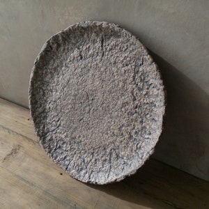 Piatto di cartapesta color talpa organico strutturato decorativo fatto a mano vassoio rotondo wabi sabi rustico stile primitivo centrotavola pezzo di dichiarazione