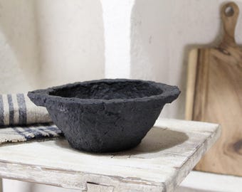 Ręcznie robiona miska z papier-mâché: Czarny rustykalny wystrój wabi-sabi