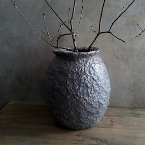 Vaso di cartapesta grigio metallizzato strutturato decorativo fatto a mano per fiori secchi moderno minimalista accento interno arredamento sostenibile