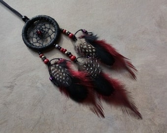 Mini atrapasueños de cuero: dije para coche con plumas color burdeos y negro