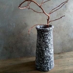 Vaso in cartapesta grigio pietra naturale ispirato vaso decorativo strutturato fatto a mano per fiori secchi arredamento rustico primitivo in stile wabi sabi